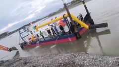 قاطرة امتصاص النفاث تجري عمليات اختبار في نهر في إندونيسيا